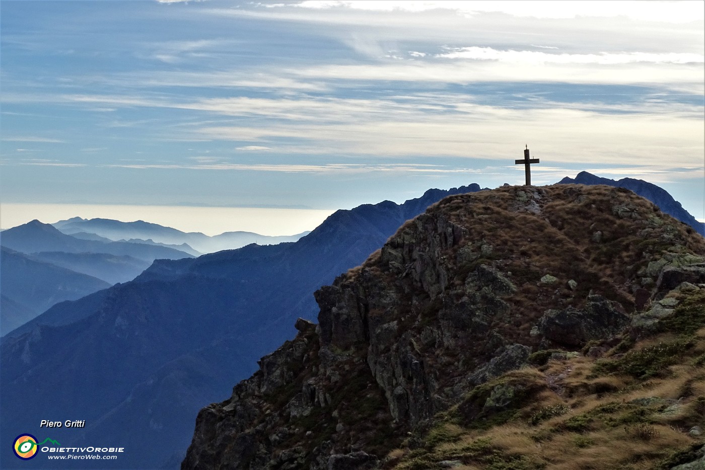 58 Vista sulla croce del Mincucco-torrione roccioso (1832 m).JPG